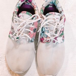 Women’s Nike size 6 floral roshes